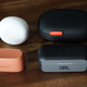 El estuche de carga de los JAbra, comparado con el de otros modelos.